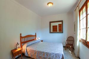 um quarto com uma cama e um espelho na parede em Club Villamar - Rosa del Vents em Tamariu