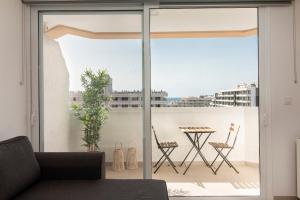 Balkoni atau teres di HomeForGuest Modern and recently renovated apartment in Arona