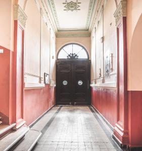 a hallway with a black door in a building at Comfort Studio Central in Szczecin