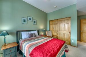 Säng eller sängar i ett rum på Cydney Ln 61C
