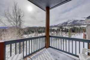 uma varanda com vista para as montanhas cobertas de neve em Cydney Ln 61C em Silverthorne