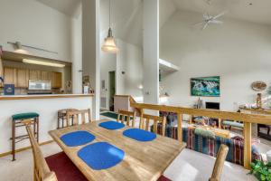 - une salle à manger et une cuisine avec une table et des chaises dans l'établissement Cydney Ln 61C, à Silverthorne