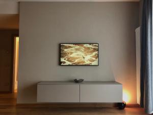salon z telewizorem na ścianie w obiekcie Chalet Bizet - Limone 1400 w mieście Limone Piemonte