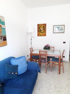 un soggiorno con divano blu e tavolo di Sweet Carola a Bari