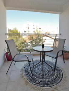 - Balcón con mesa y 2 sillas en Glabur Stays - The Cozy Atelier - Nicosia City, Free Parking & Wifi, Welcomes You!!!, en Nicosia