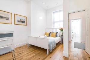 Säng eller sängar i ett rum på Stylish 2 Bed Apartment-Zone 2 - 10 Minutes to the heart of London