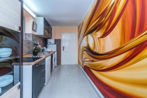 eine Küche mit einem großen Wandgemälde in der Unterkunft Blue sea apartments by ArniCare in Rafailovici