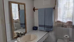 Kamar mandi di Coral View Beach Resort