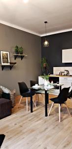 a living room with a table and chairs at Centrum Kupiecka Apartment in Zielona Góra