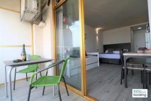 Afbeelding uit fotogalerij van Experience Internacional Salou - Climatizado con piscina in Salou