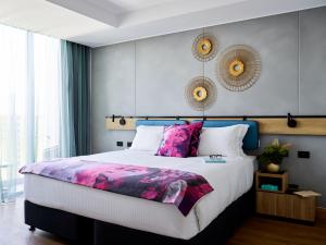 Кровать или кровати в номере Crystalbrook Flynn