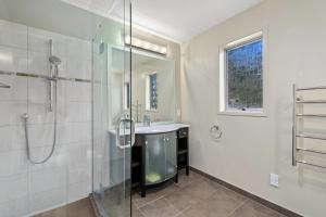 Un baño con ducha de cristal y lavabo. en Taha Wai - Wanaka Holiday Home, en Wanaka 22 fotos más