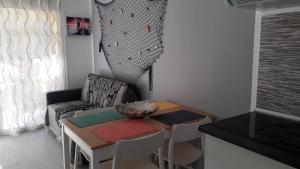 un soggiorno con tavolo e divano di Dream House a Caleta De Fuste
