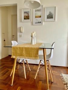 a dining room with a table and chairs at En Nueva Cordoba Cerca de todo y súper equipado in Cordoba