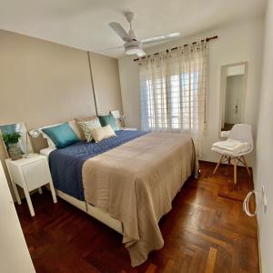 - une chambre avec un grand lit et une fenêtre dans l'établissement En Nueva Cordoba Cerca de todo y súper equipado, à Córdoba