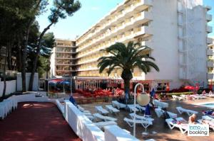 a resort with lounge chairs and a hotel at Experience Internacional Salou - Climatizado con piscina in Salou