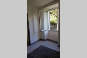 une porte ouverte menant à une chambre avec fenêtre dans l'établissement Foix, à Foix