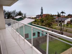 una vista desde el balcón de una casa en Férias Praia Real 100m do mar, en Torres