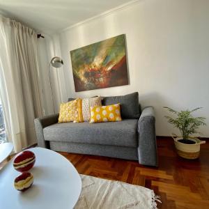 sala de estar con sofá y mesa en En Nueva Cordoba Cerca de todo y súper equipado en Córdoba