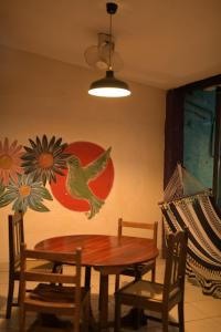 a dining room table and chairs with a painting on the wall at Casa Caballito in León