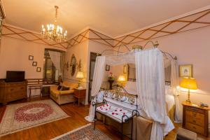 a hotel room with a bed and a canopy at Mansion Alcazar in Cuenca