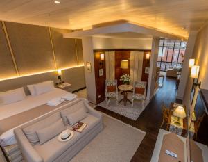 昆卡的住宿－阿爾卡薩大廈酒店，一间带大床的卧室和一间客厅