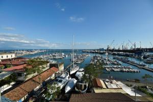 un puerto deportivo lleno de muchos barcos en el agua en Nereidi Suites en Salerno