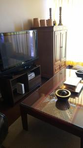 Μια τηλεόραση ή/και κέντρο ψυχαγωγίας στο Excellent Large Apartment with Sea View