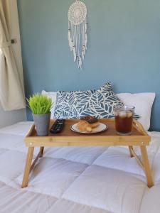a coffee table with a plate of food on a bed at Tiny House Dreamcatcher in Sarchí Sur