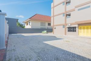 a brick driveway in front of a building at RedDoorz Plus near Taman Budaya Samarinda in Samarinda