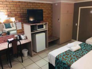 Letto o letti in una camera di Emerald Highlands Motel