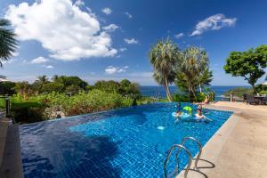 Bazén v ubytování Secret Cliff Resort & Restaurant - SHA Plus nebo v jeho okolí
