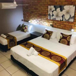 Letto o letti in una camera di Emerald Highlands Motel