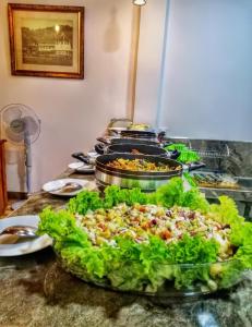 un buffet con muchos platos de comida en una mesa en Dambulla Shan Inn en Dambulla