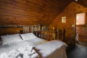 Säng eller sängar i ett rum på Capers Cottage and Barn Accommodation