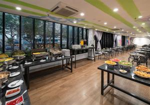 un restaurante con mesas llenas de comida a la vista en Travelodge Georgetown, Penang, en George Town
