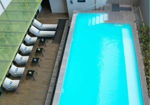 an overhead view of a swimming pool with lounge chairs at Travelodge Georgetown, Penang in George Town