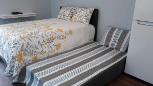 En eller flere senge i et værelse på The Sequoia Hut!