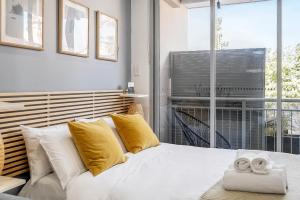 Gulta vai gultas numurā naktsmītnē Modern Studio with Aircon & Private Balcony