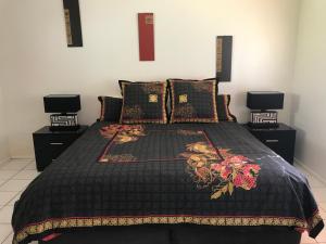 Кровать или кровати в номере Daintree Secrets Rainforest Sanctuary