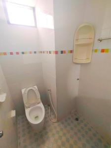ein kleines Bad mit einem WC und einem Fenster in der Unterkunft Top Thai Hotel in Pattaya South