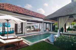 ケロボカンにある2BR Villa Michelle - Minggu Villasのスイミングプールとリゾート付きのヴィラ