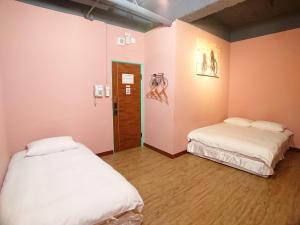 Postel nebo postele na pokoji v ubytování DongNing Atlas Hotel