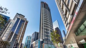 un edificio alto en una ciudad con edificios altos en Oaks Brisbane Aurora Suites en Brisbane