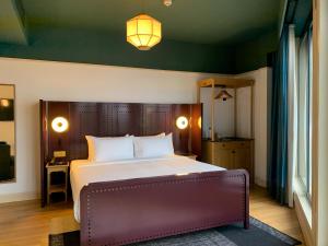 En eller flere senger på et rom på The Chow Kit - an Ormond Hotel