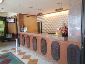 restauracja z ladą w holu w obiekcie OYO 2941 Hotel Istana w mieście Makasar
