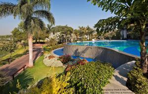 Bazén v ubytování Gulmohar Greens Golf & Country Club nebo v jeho okolí
