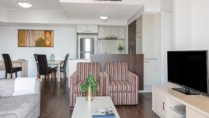 Oaks Brisbane Aurora Suites的电视和/或娱乐中心