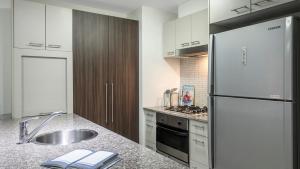 Oaks Brisbane Aurora Suites的厨房或小厨房