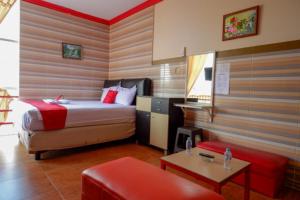 En eller flere senge i et værelse på RedDoorz near Kendari Beach 2